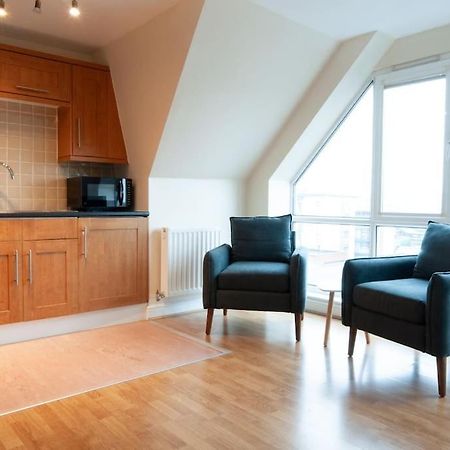 *New* 2-Bed Modern Apartment Бертон-апон-Трент Экстерьер фото
